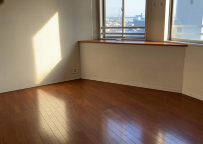 【ダイニング】 | ラヴィドール本厚木サザンマーク | ダイニングは、食事や家族の団らんスペースとしてだけではなく、ほかの用途としても使用することができます。ダイニングテーブルを置き、食事のためのスペースを作ることでリビングとの差別化を図ることができます。