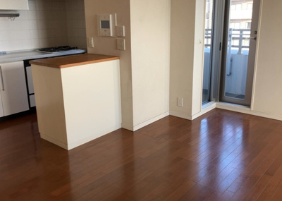 【キッチン】 | ラヴィドール本厚木サザンマーク | L型アイランドタイプは、キッチンからダイニングにもリビングにも目が行き届くので、とても使いやすい配置です。L字型独立タイプは、キッチンを独立させてるためLDKというよりもLDといった様なイメージです。