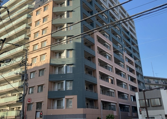 【外観】 | ラヴィドール本厚木サザンマーク | ＲＣ造、Reinforced Concreteは直訳すると補強されたコンクリートです。主に柱や梁・床・壁が鉄筋とコンクリートで構成おり、鉄筋を組んだ型枠にコンクリートを流し込んで固めたものを指します。