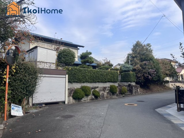 明石市大久保町山手台2丁目　土地の前面道路含む現地写真|●年中無休：当日予約可●現況上物ございますが、解体後更地渡しとなっておりますので追加解体費用不要です