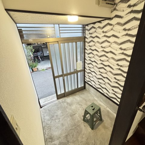 南中振戸建ての玄関