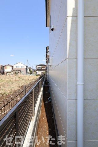 《仲介手数料無料》志木市中宗岡５丁目22-31新築一戸建てKEIAI GRACEの外観|建物裏側との境界。空き地が広がっています。