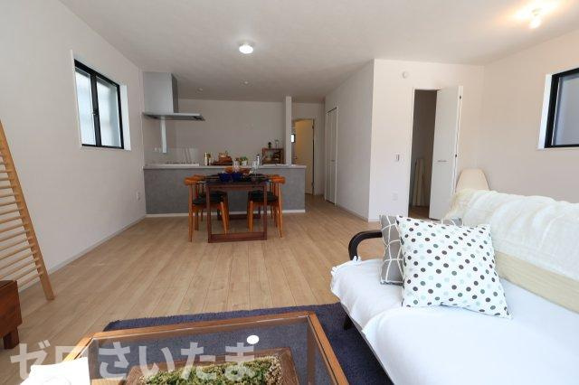 《仲介手数料無料》志木市中宗岡５丁目22-31新築一戸建てKEIAI GRACEの居間・リビング|LDK17.2帖