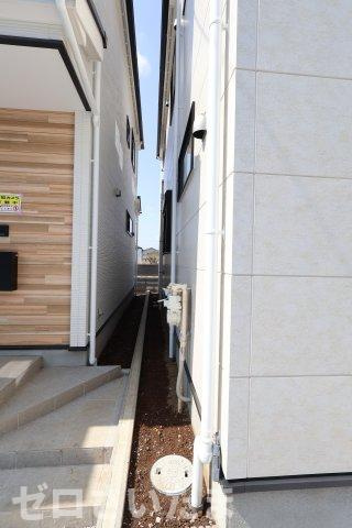 《仲介手数料無料》志木市中宗岡５丁目22-31新築一戸建てKEIAI GRACEの外観|建物左側隣地との境界