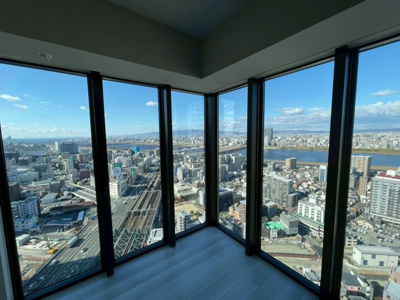 【居間・リビング】 | ザ・パークハウス大阪梅田タワー | FIX窓で大阪の眺望を独り占めに