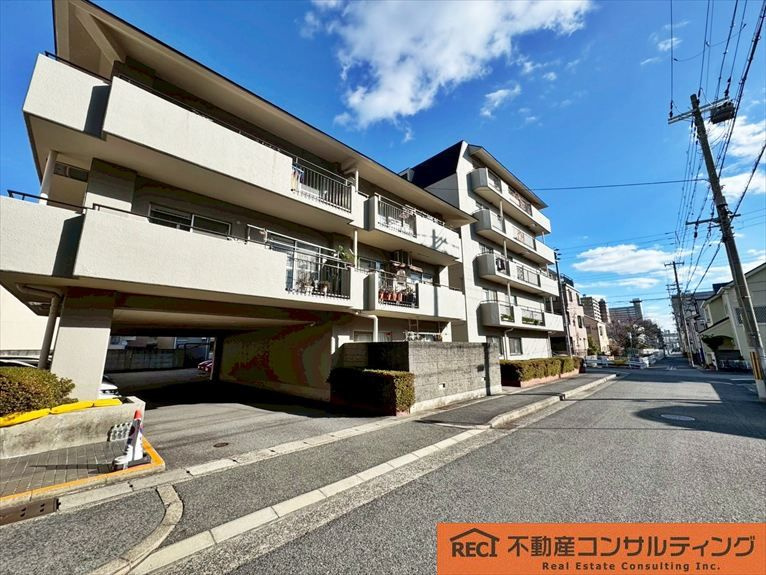 ファミール東灘の駐車場