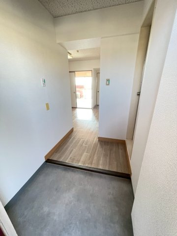 ハイツキーパルの玄関