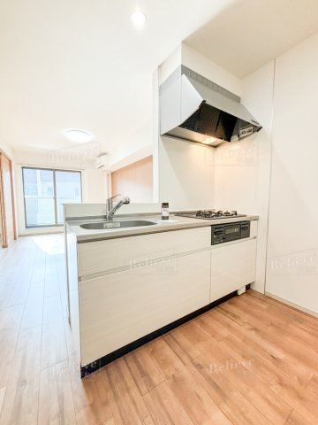 エルグランドパティオ弐番館のキッチン|3口コンロ・グリル付きの使いやすいシステムキッチンです♪