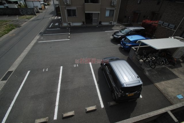 ブリエB棟の駐車場|駐車場があるので、車を買う予定の方も安心です