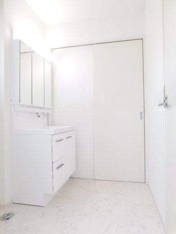 名古屋市中村区鴨付町１丁目の新築一戸建の独立洗面台|◇洗面脱衣室◇　　三面鏡シャンプードレッサー♪