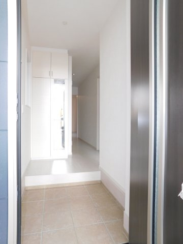 名古屋市中村区鴨付町１丁目の新築一戸建の玄関|◇玄関収納◇　　家族の履物がしっかり収納できるミラー付玄関収納♪　