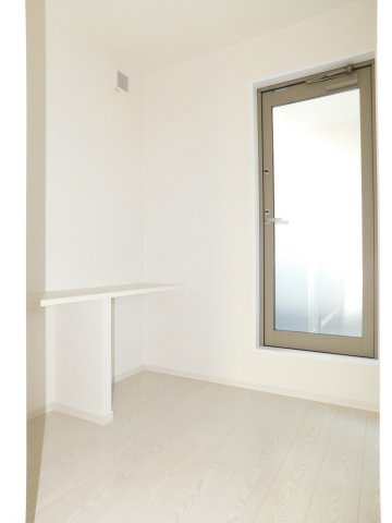 名古屋市中村区鴨付町１丁目の新築一戸建のその他|◇ＤＥＮ◇　　バルコニーに出入りでき、洗濯物の作業がしやすくなるカウンター付きのスペースです！　収納スペースとしても使用できます。