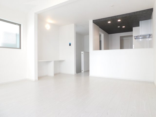 名古屋市中村区鴨付町１丁目の新築一戸建の居間・リビング|◇リビング◇　　明るいリビング１８．２帖　おしゃれな折下天井のフラットキッチン♪