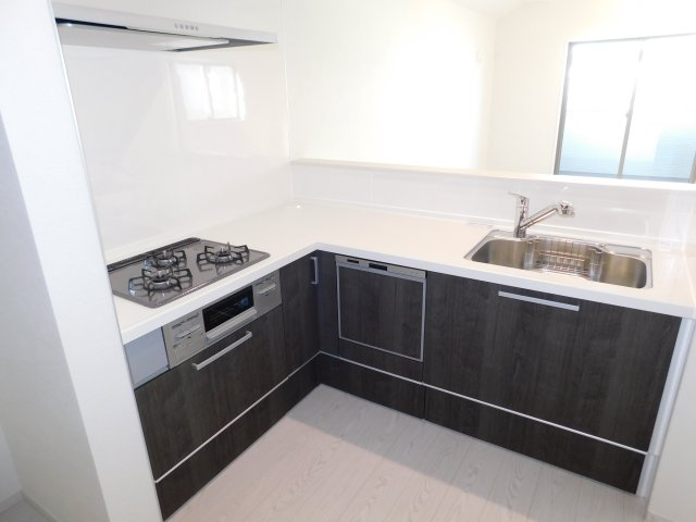 名古屋市中村区鴨付町１丁目の新築一戸建のキッチン|◇キッチン◇　　Ｌ型対面キッチン・人造大理石カウンターキッチン・食洗機・浄水器一体型水栓・静音仕様シンク・薄型換気扇・Ｓｉセンサーコンロ（３口）