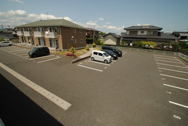 ラトンラヴール　Ⅱ番館の駐車場