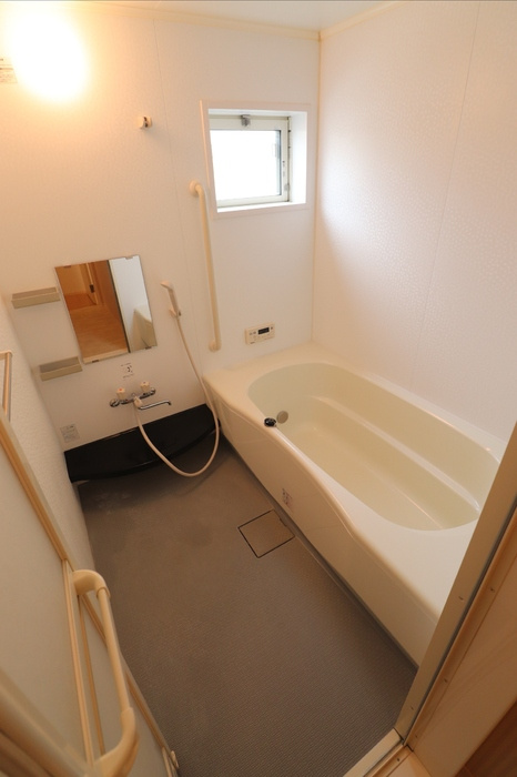 ラトンラヴール　Ⅱ番館の浴室|コンパクトで使いやすいお風呂です