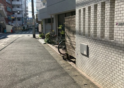 【中庭】 | 藤和相武台コープ | 中庭（パティオ）とは、一つの建築物の内部に設けられた、壁などで囲われている庭のことを指します。コの字型、ロの字型が主流ですが、L字型の中庭もあります。最近では、インテリア性の高さからも人気があります。