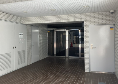 【エントランス】 | 藤和相武台コープ | マンションのエントランスには、もともと風よけや防犯の役割がありますが、マンションによって宅配ボックスなどの設備が備わっている所もあります。日々の生活をイメージしながら生活しやすさをチェックしましょう。