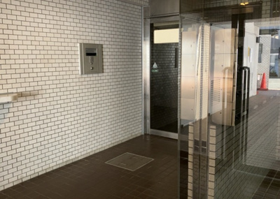 【ロビー】 | 藤和相武台コープ | ロビーというと、エントランスと何がちがうの？と思いますよね。実はロビーとエントランスには明確な決まりはありません。物件によっては、エントランスを入って広がるある程度の広さのある空間がロビーとなります。