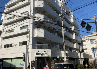 【現況写真】 | 藤和相武台コープ | 道幅が広い場所は日当たりや風通が良好です。幅が広いのですれ違いも可能ですし大きな車でも駐車可能！一方で、大型車が通ることも多くなるため交通量の増加により騒音に繋がります。また土地の値段が高くなります。