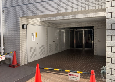 【玄関】 | 藤和相武台コープ | 玄関は家の顔でもあり、家族以外の目にも止まる場所です。玄関は外との間を仕切る扉、靴などをしまっておく収納スペース、靴脱ぎのたたきスペース、来客とのやり取りをするドアホンなど複数のアイテムからなります。