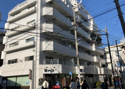 【外観】 | 藤和相武台コープ | 外観はマンション管理がされているかの目安になります。築年数が古いと、壁面は劣化してひび割れが生じることも！建物が古びていても細かいところが修繕されていると、きちんと管理されているなぁと感じるでしょう。