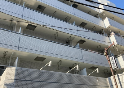 【バルコニー】 | 藤和相武台コープ | 一般的なバルコニーは、奥行1.5ｍ程ですが、ワイルドバルコニーは2ｍまで広がっています。そのため洗濯物の間隔をあけ干すことができ、乾きやすいというメリットや、ガーデニングが楽しめる等の特徴があります。