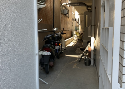 【駐車場】 | 藤和相武台コープ | 車一台あたりに必要なスペースは、標準サイズの普通自動車で横幅2m50cm、長さ5mは必要になります。ただし、乗降のことも考慮して横幅3m30cm、長さ5m50cmほどは確保できるところを選びましょう。