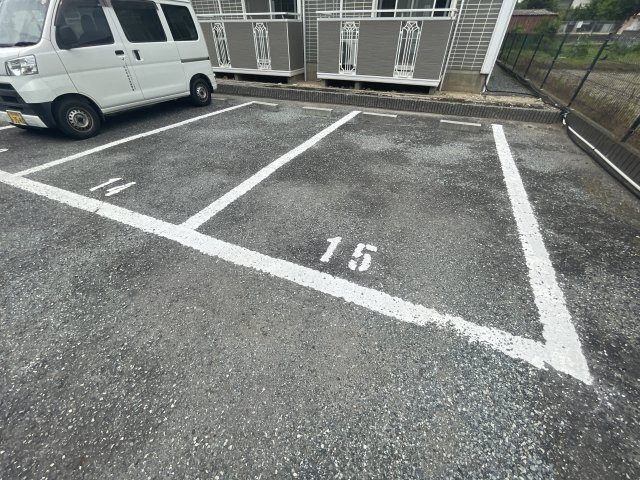 サンライフ・アイＦの駐車場