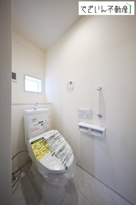 【トイレ】 | blooming garden深谷市国済寺　新築住宅 | シンプルで清潔感のある空間は、毎日使う場所だからこそ嬉しい。家族みんなが快適に過ごせる工夫が詰まっています。
現地(2026年3月撮影)