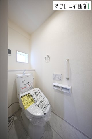 【トイレ】 | blooming garden深谷市国済寺　新築住宅 | シンプルで清潔感のある空間は、毎日使う場所だからこそ嬉しい。家族みんなが快適に過ごせる工夫が詰まっています。
現地(2026年3月撮影)
