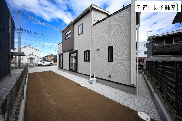 【外観】 | blooming garden深谷市国済寺　新築住宅 | 南向きの穏やかな佇まいが、家族の新しい日常を優しく包み込む。静かな街並みに、安心して子育てできる環境が整っています。
現地(2026年3月撮影)
