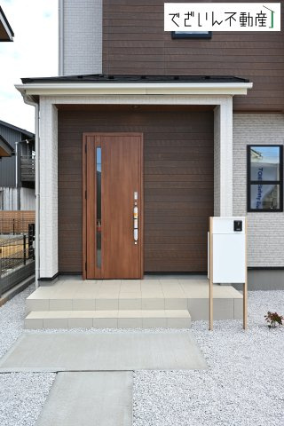 【玄関】 | blooming garden深谷市国済寺　新築住宅 | 穏やかな佇まいが、家族の新しい日常を優しく包み込む。静かな街並みに、安心して子育てできる環境が整っています。
現地(2026年3月撮影)