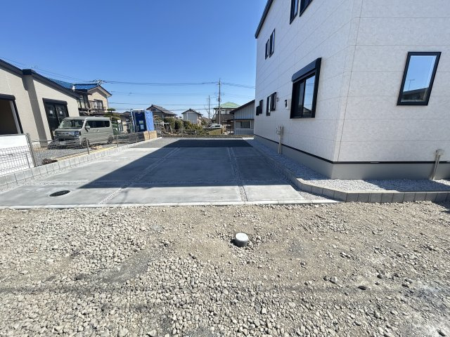 新築　前橋市元総社町4区画　3号棟の駐車場|現地写真　駐車スペースは建物北側に並列2台可能！