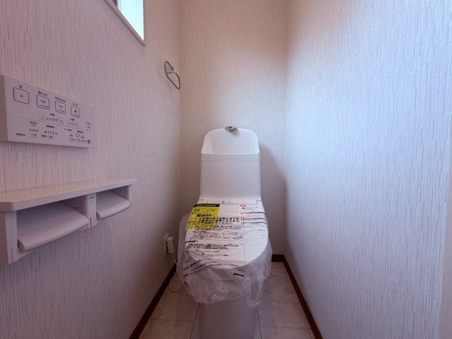 【トイレ】 | 東久留米市南町４丁目　新築戸建て | 換気と明るさに配慮した清潔感溢れるトイレです