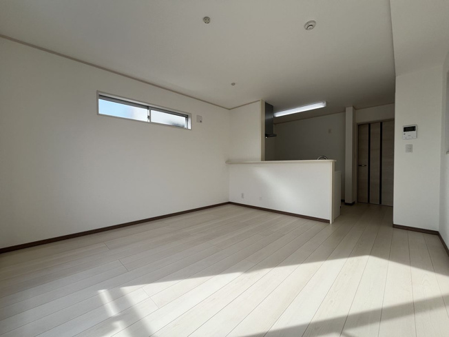【居間・リビング】 | 東久留米市南町４丁目　新築戸建て | 【施工例】家族みんなが集い会話と美味しいごはんを楽しむ空間