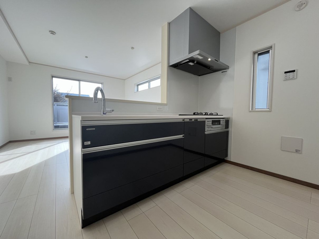 【キッチン】 | 東久留米市南町４丁目　新築戸建て | 【施工例】寛ぐ方とお料理をする方の一体感を重視したキッチン