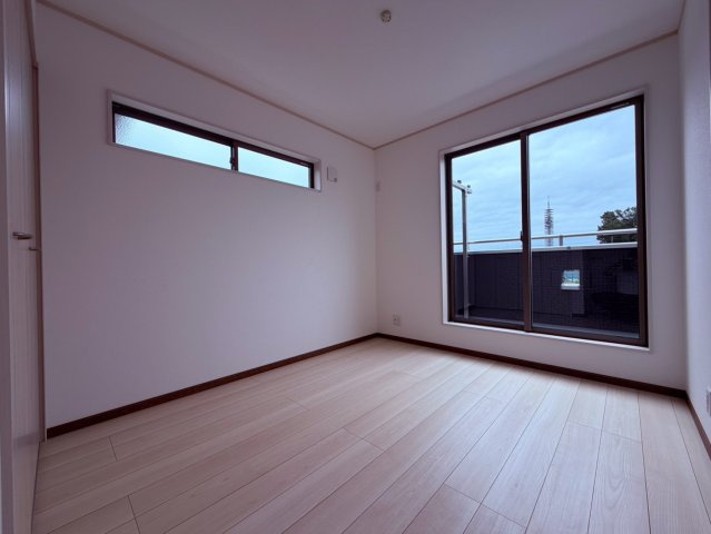 【洋室】 | 東久留米市南町４丁目　新築戸建て | 2面採光を確保した、明るく風通しの良い洋室です