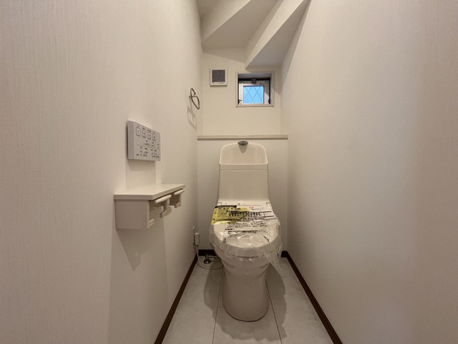 【トイレ】 | 東久留米市南町４丁目　新築戸建て | 【施工例】換気と明るさに配慮した清潔感溢れるトイレです