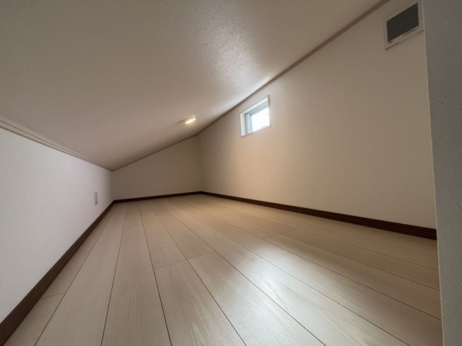 【収納】 | 東久留米市南町４丁目　新築戸建て | 【施工例】季節物や家族の思い出などを大事にしまえるグルニエ