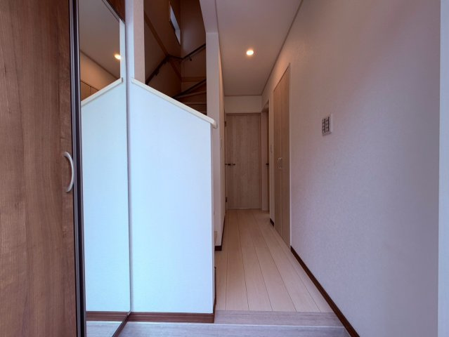 【玄関】 | 東久留米市南町４丁目　新築戸建て | ゆとりある玄関が、家族やゲストを心地よく迎えてくれます