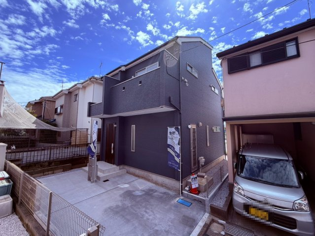 【駐車場】 | 東久留米市南町４丁目　新築戸建て | ゆとりある駐車スペースで、毎日の車の出し入れも快適です