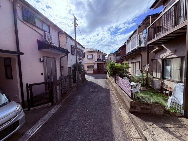【前面道路含む現地写真】 | 東久留米市南町４丁目　新築戸建て | 落ち着いた低層住宅街の一角、静かな暮らしを送れます