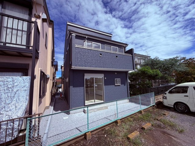 【外観】 | 東久留米市南町４丁目　新築戸建て | 落ち着いた色合いと上品な質感で、周囲に溶け込む外観です