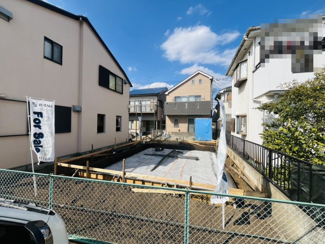 【外観】 | 東久留米市南町４丁目　新築戸建て | 【建築中】南側は駐車場なので陽当り、風通し、開放感良し！