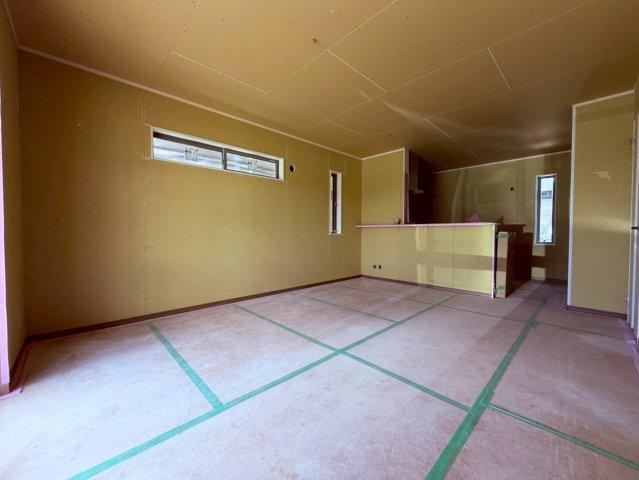 【居間・リビング】 | 東久留米市南町４丁目　新築戸建て | 【建築中】家族が自然と集まる、開放感あふれるLDK