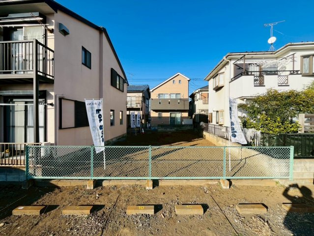 【前面道路含む現地写真】 | 東久留米市南町４丁目　新築戸建て | 落ち着いた低層住宅街の一角、静かな暮らしを送れます