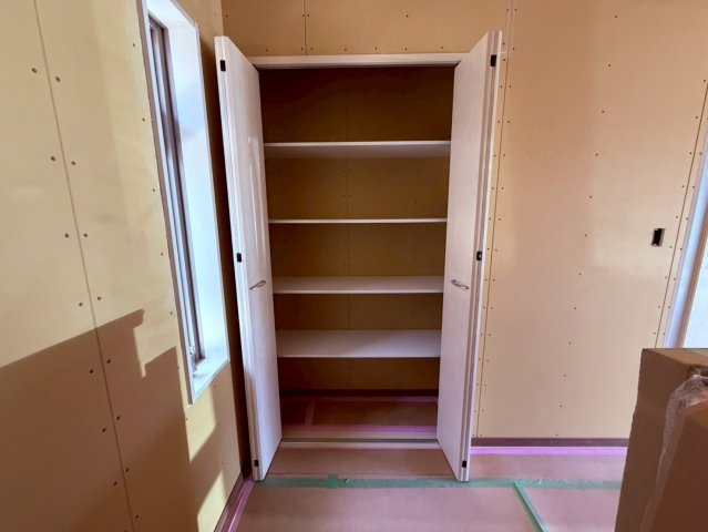 【収納】 | 東久留米市南町４丁目　新築戸建て | 【建築中】食品や日用品をすっきり収納できるパントリー