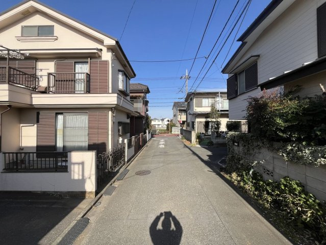 【前面道路含む現地写真】 | 東久留米市南町４丁目　新築戸建て | 落ち着いた低層住宅街の一角、静かな暮らしを送れます