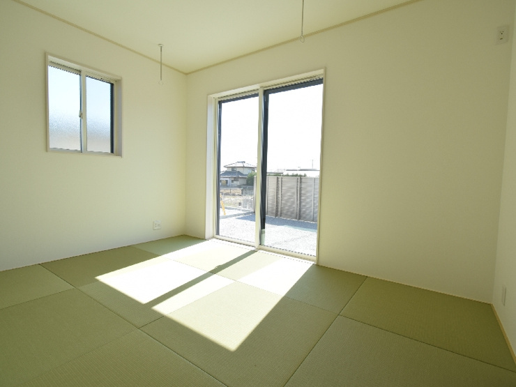 新築　前橋市元総社町4区画　3号棟の洋室|現地写真　リビング隣の和室はお子様の遊び部屋としてもちょうどいいですね♪